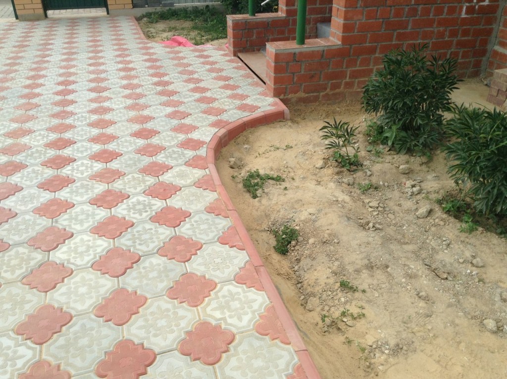 Укладка тротуарной плитки клевер