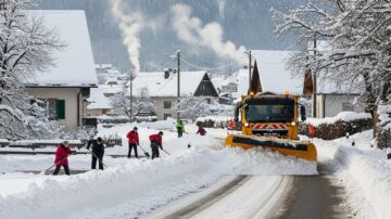 Уборка снега в деревне