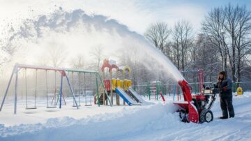 Уборка снега с детских площадок