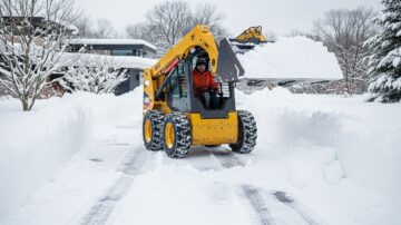 Уборка снега ковшом